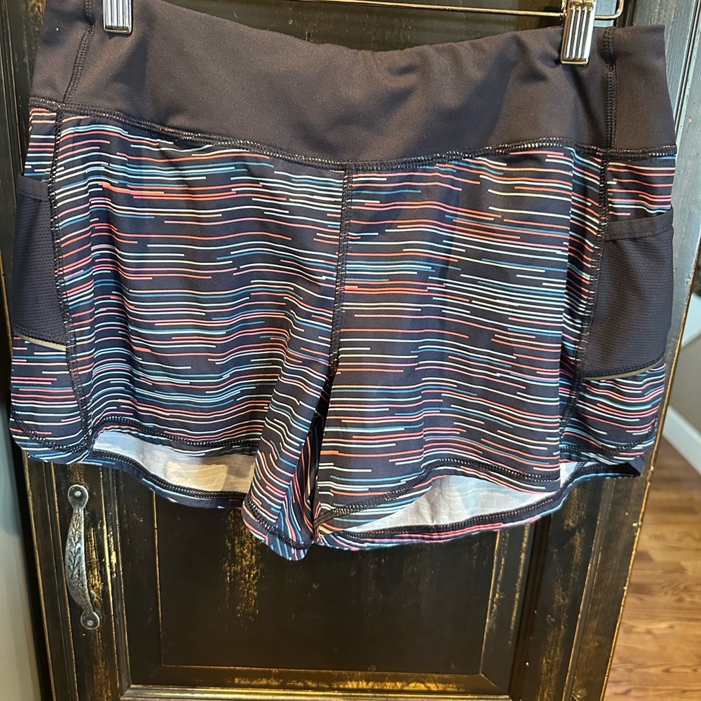 Striped Women's Athleta Shorts Size Medium‎